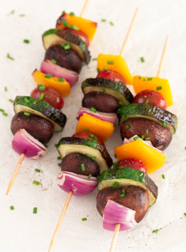 Brochetas de verduras con codornices a la plancha acompañado de mandarina